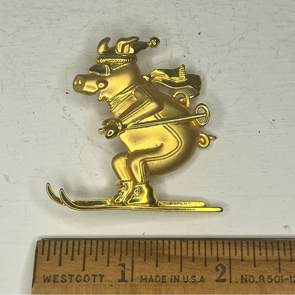 Vintage JJ Gold Skiing Pig Brooch - Picture 3 of 3